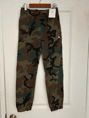 NWT Jordan Boys Essentials Camo Fleece Jogger Pants Size Medium (10-12 Years)